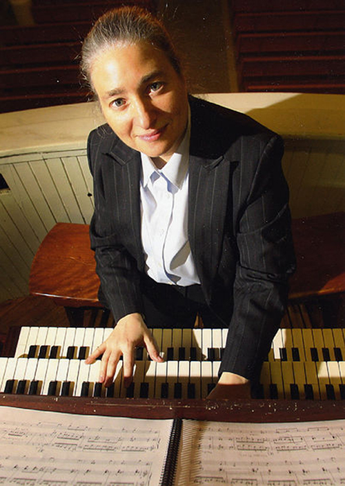photo of organist rachel laurin