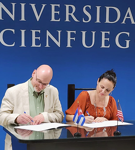 Signing agreement in Cienfuegos